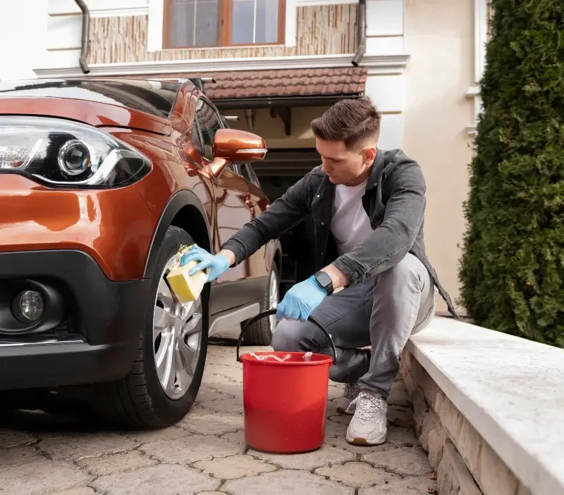 Lavage auto à domicile Perpezac-le-Noir : professionnel intervenant sur un véhicule
